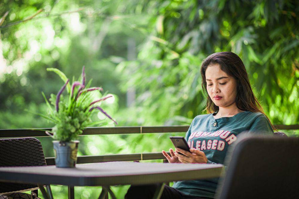 Ilustrasi orang melihat handphone (pexels.com/ธันยกร ไกรสร)