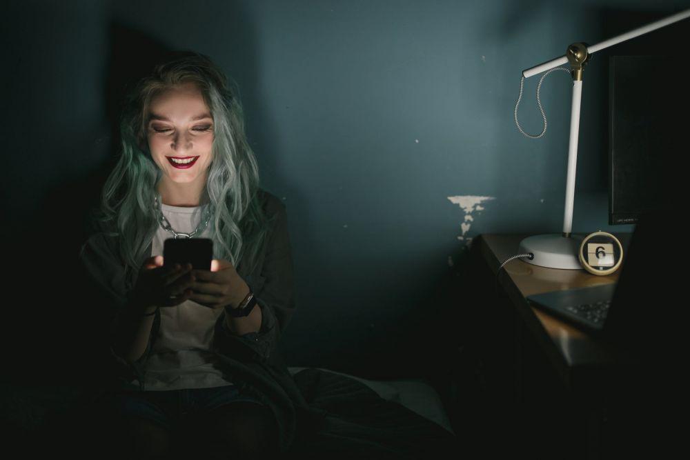 5 Etika Mengirim Chat pada Pasangan, Jangan Sembarangan!