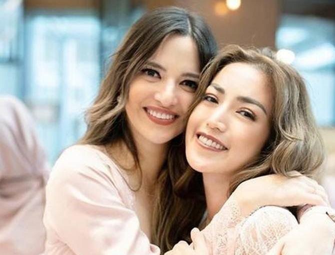 Tulis Pesan "Kuat", 10 Persahabatan Jessica Iskandar dan Nia Ramadhani