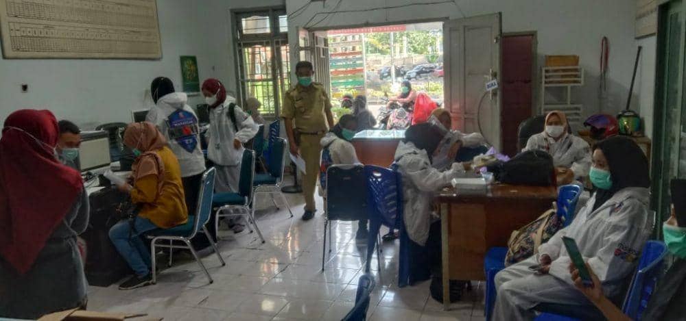 Hari kedua pelaksanaan pendataan warga oleh tim Detektor dan nakes wilayah kelurahan Bontoala Makassar, Sulawesi Selatan, Minggu (11/7/2021). Dok. IDN Times/Master Makassar Recover Kecamatan Bontoala