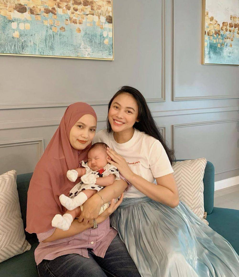 Whulandary Herman dan pengasuh anaknya (instagram.com/whulandary)