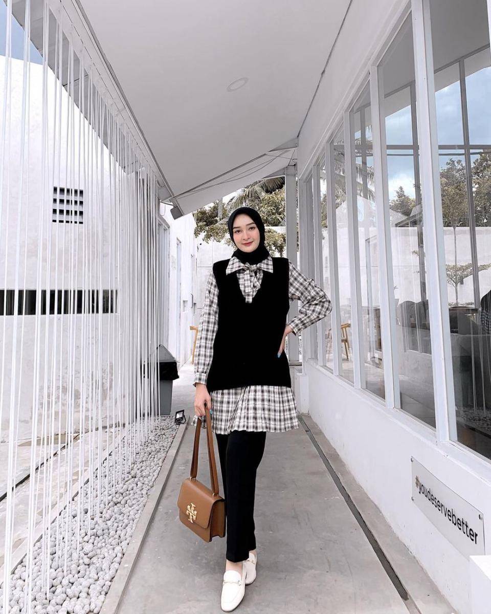 Padu padan vest ala Ingrid Yulika (instagram.com/ingridyulikaa)