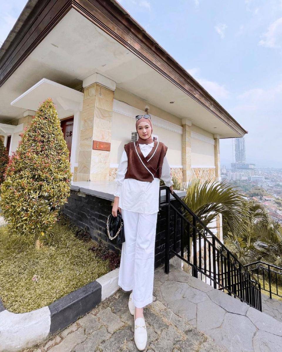 Padu padan vest ala Ingrid Yulika (instagram.com/ingridyulikaa)