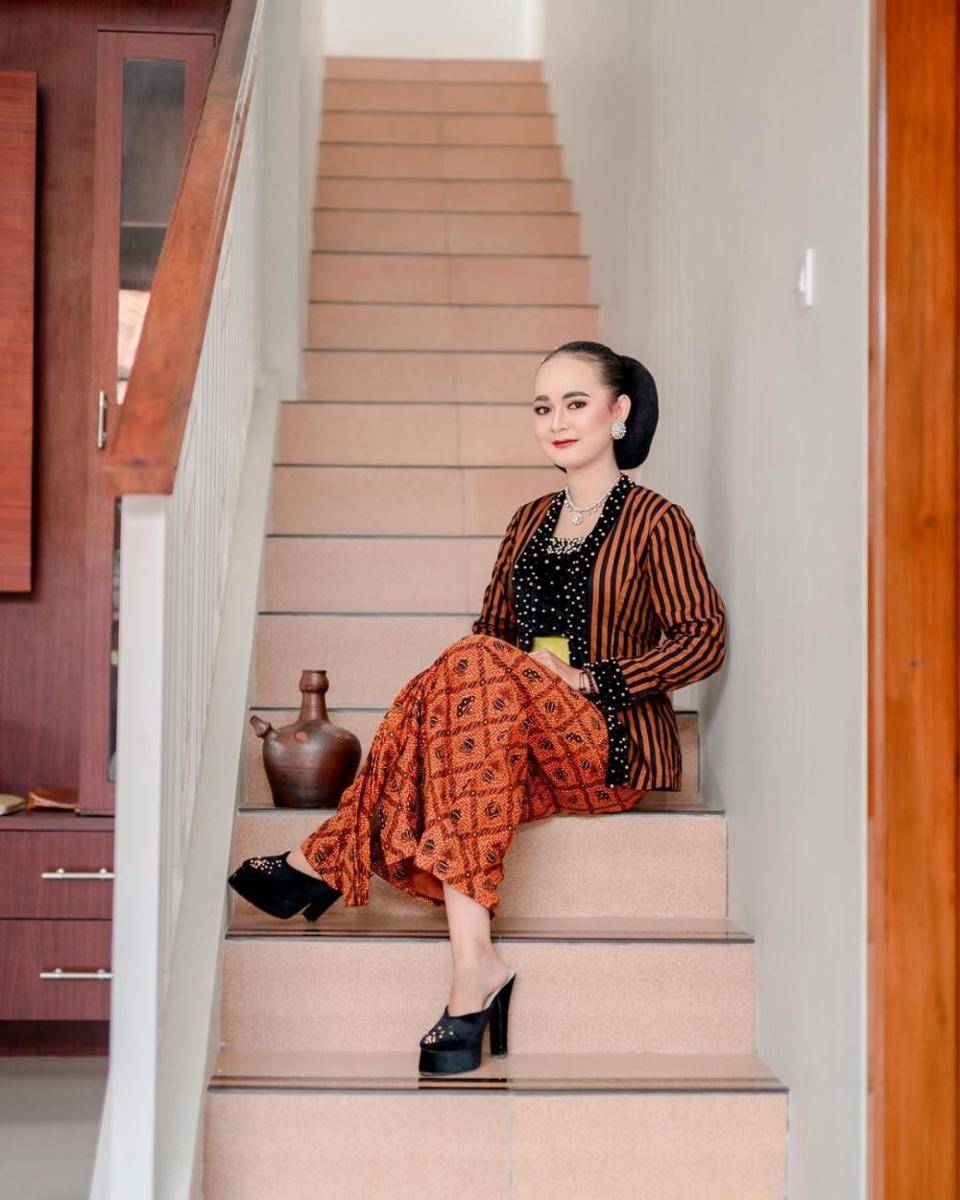Ilustrasi kebaya lurik (@yogi_prnmo via instagram.com/mustikasari177)