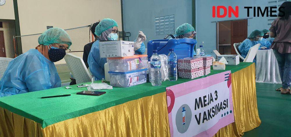 Petugas medis melakukan pemberian vaksinasi di Kota Depok. (IDNTimes/Dicky)