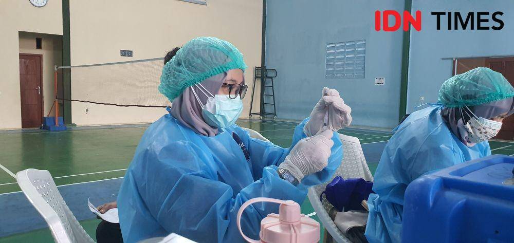 Petugas medis melakukan pemberian vaksinasi di Kota Depok. (IDNTimes/Dicky)