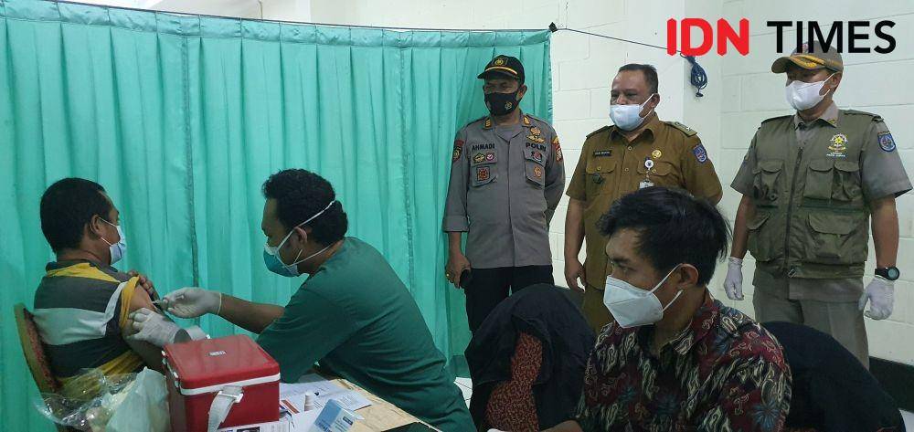 Lurah Serua, Dion Wijaya bersama Wakapolsek Sawangan, AKP Ahmadi meninjau vaksinasi Presisi di Kelurahan Serua, Kecamatan Bojongsari, Kota Depok. (IDNTimes/Dicky)