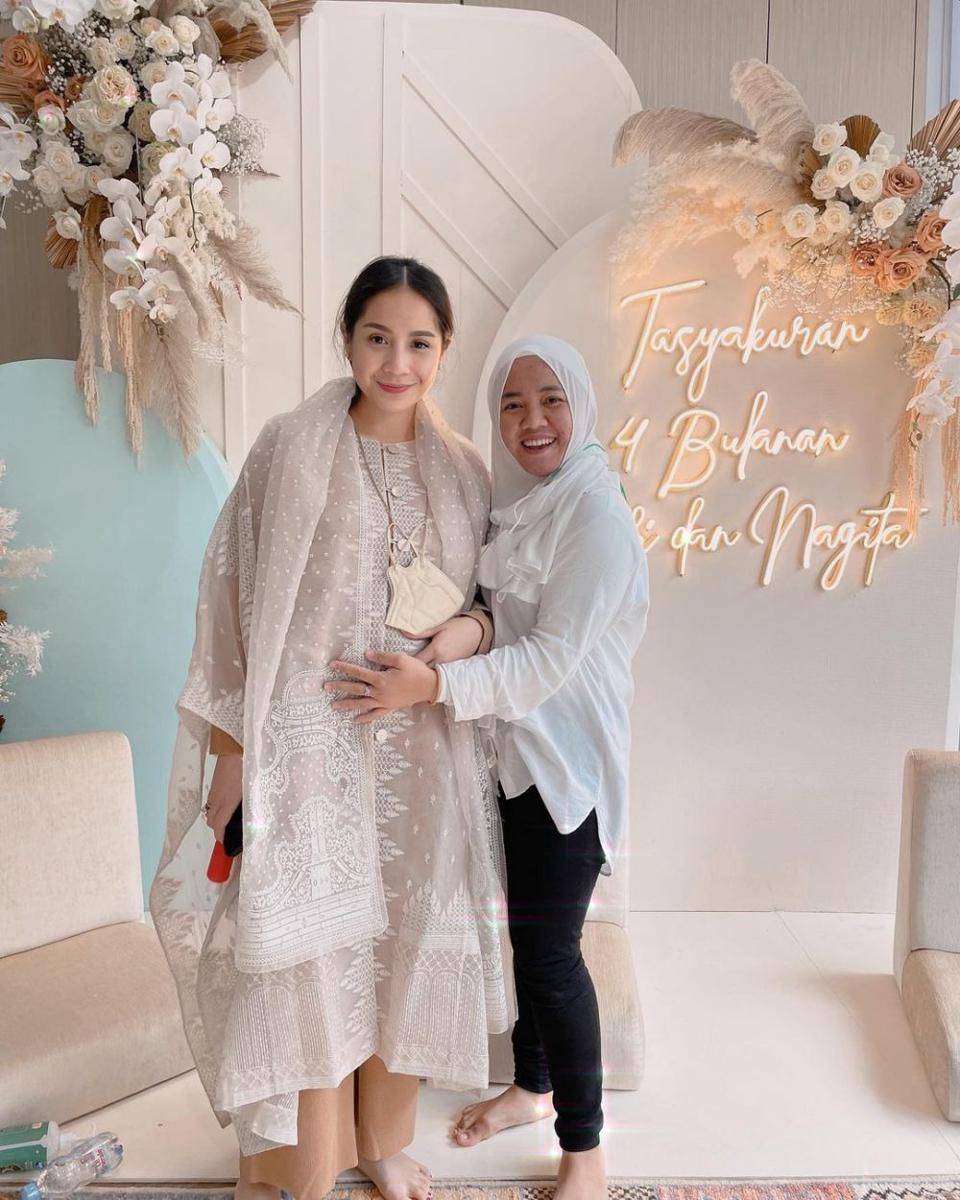 Nagita Slavina dan pengasuh anaknya (instagram.com/shela_lala96)