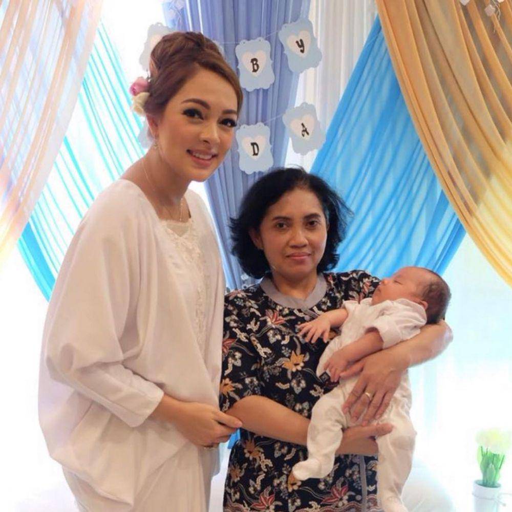 Reisa Broto Asmoro dan pengasuh anaknya (instagram.com/reisabrotoasmoro)