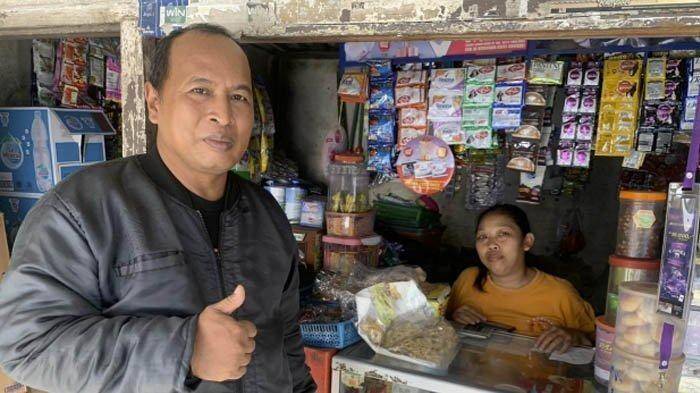 Adi Kristiana adalah salah satu AgenBRILink. Warga Klodran, Colomadu, Karanganyar, Jawa Tengah, yang pernah bekerja sebagai satpam tersebut, saat ini justru lebih banyak bergantung pada pendapatan bisnis keagenan ketimbang toko kelontongnya. (Dok. BRI