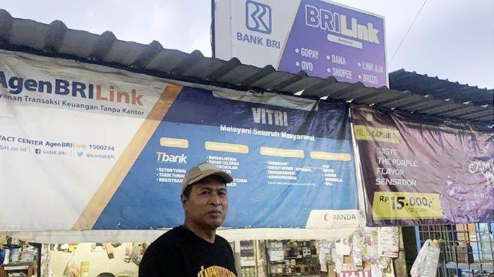 Adi Kristiana adalah salah satu AgenBRILink. Warga Klodran, Colomadu, Karanganyar, Jawa Tengah, yang pernah bekerja sebagai satpam tersebut, saat ini justru lebih banyak bergantung pada pendapatan bisnis keagenan ketimbang toko kelontongnya. (Dok. BRI)