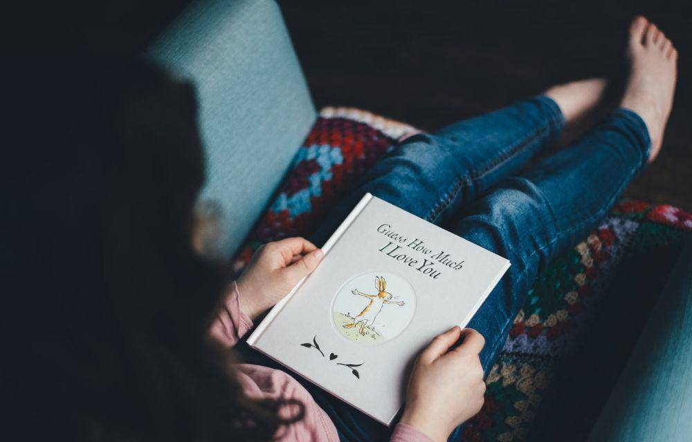 ilustrasi perempuan dengan buku (unsplash.com/Annie Spratt)