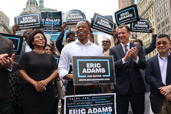 Calon Walikota New York City dari Partai Demokrat, Eric Adams (baju putih). (Twitter.com/JustinBrannan)