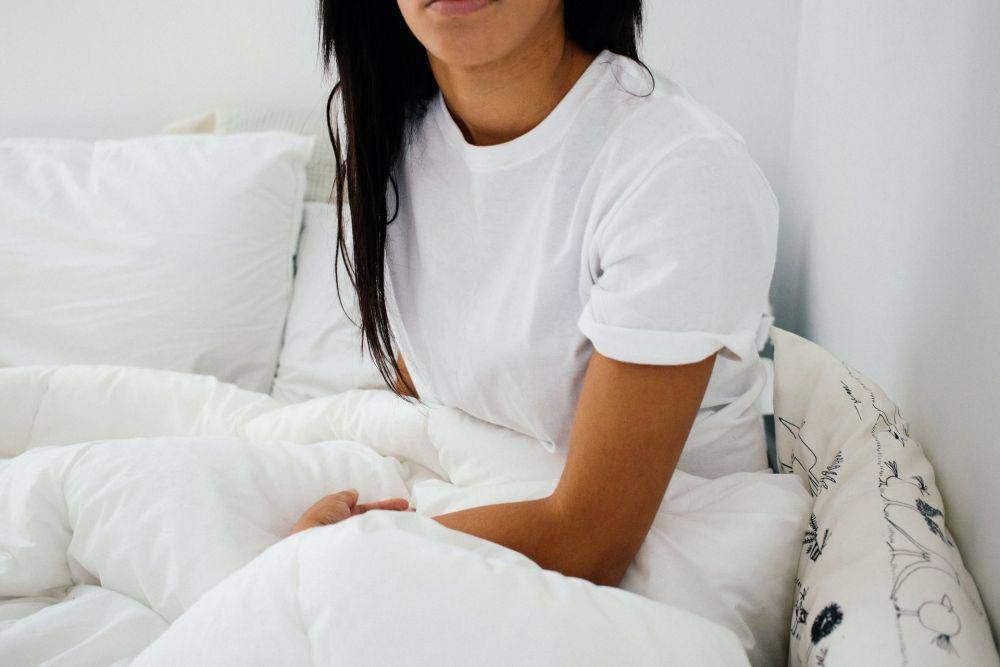 ilustrasi perempuan di tempat tidur (unsplash.com/Charles Deluvio)