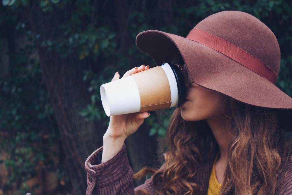 ilustrasi perempuan minum kopi (unsplash.com/Crystal Shaw)