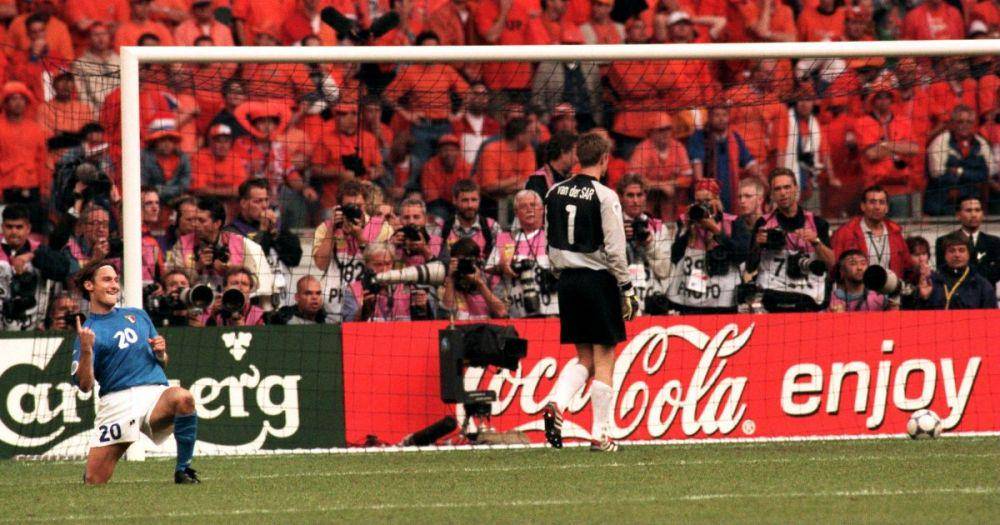 Italia vs Belanda pada Piala Eropa 2000 (planetfootball.com)
