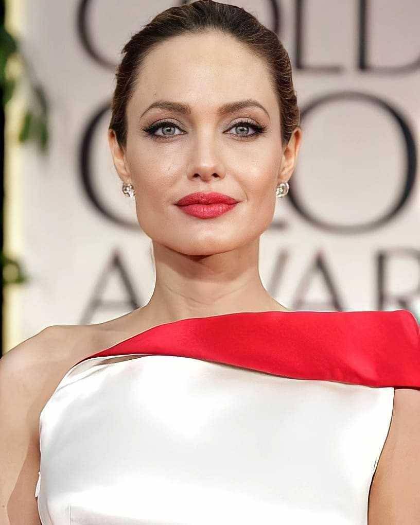 Angelina Jolie (instagram.com/angelinajolieofficial_ph)