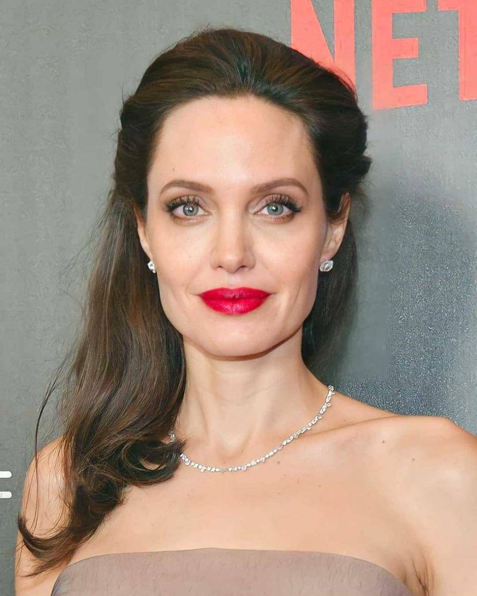 Angelina Jolie (instagram.com/angelinajolieofficiall)