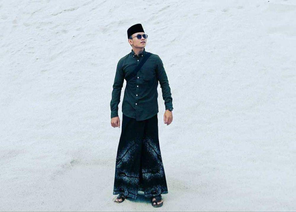 ilustrasi laki-laki memakai sarung (Instagram.com/zedienz)