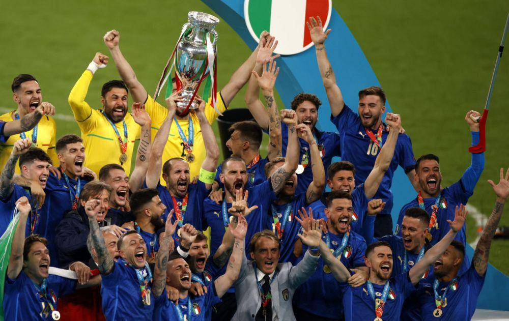 potret skuad Italia saat merayakan gelar Piala Eropa 2020(football-italia.net)