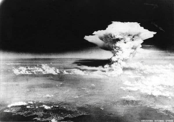 asap dari bom atom Little Boy yang dijatuhkan ke atas Hiroshima (nytimes.com)