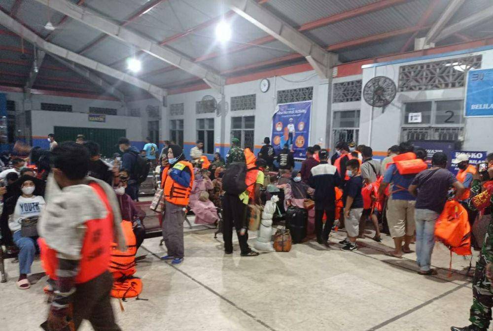 Penumpang KMP Gunsa dievakuasi ke Bangka Belitung (IDN Times/BPTD 7)