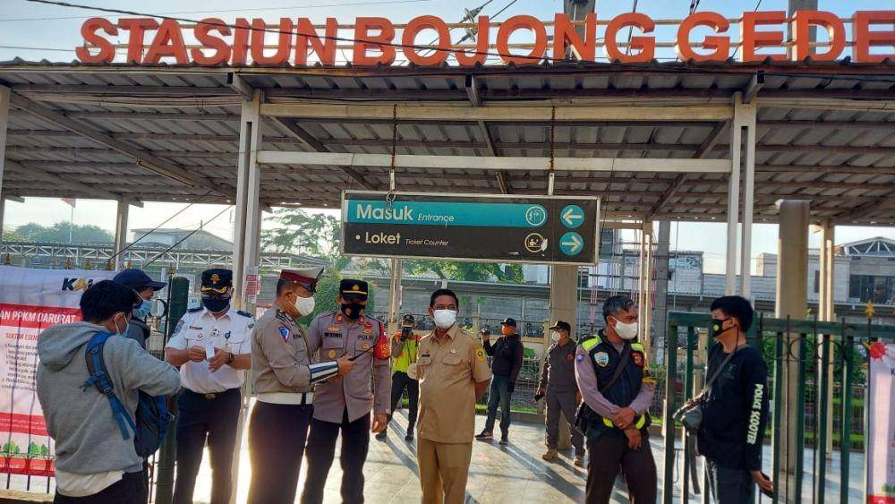 Polsek Bojonggede bersama aparatur Pemerintah Kabupaten Bogor melakukan pemeriksaan calon penumpang KRL di Stasiun Bojonggede. (Istimewa)
