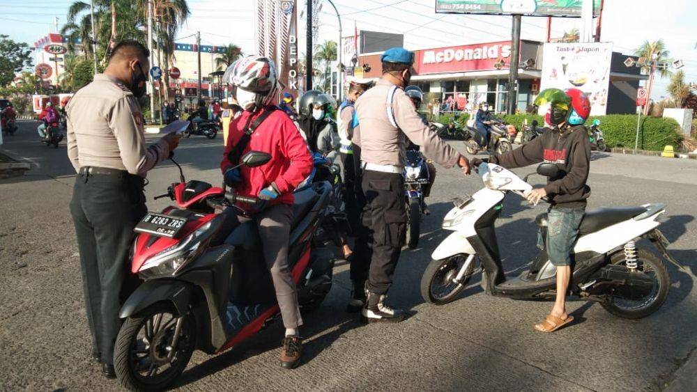Petugas Polsek Cinere melakukan penyekatan terhadap pengendara yang melintas di Jalan Raya Cinere, Kecamatan Cinere, Kota Depok. (Istimewa)