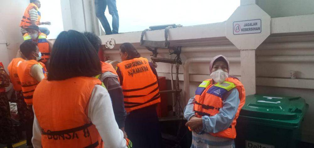 Penumpang KMP Gunsa dievakuasi ke KMP Mutis (IDN Times/Basarnas Pangkal Pinang)