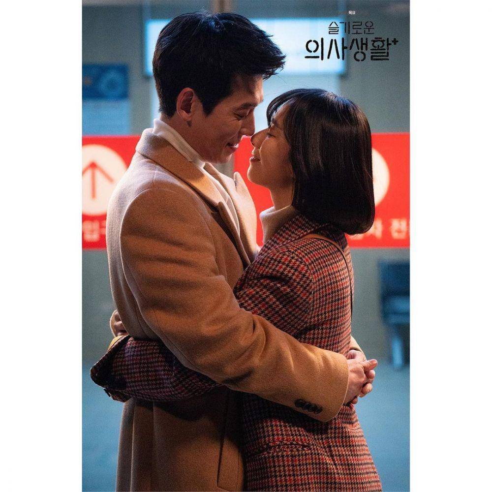 Jung Kyung Ho dan Kwak Sun Young yang dijuluki Bidulgi Couple di Hospital Playlist 2. (instagram.com/hospitalplaylist_official)