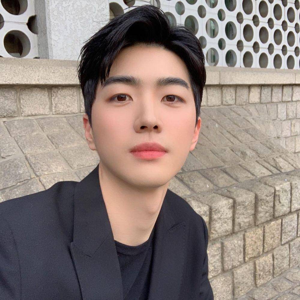 Kang Hoon (instagram.com/khoonyy)