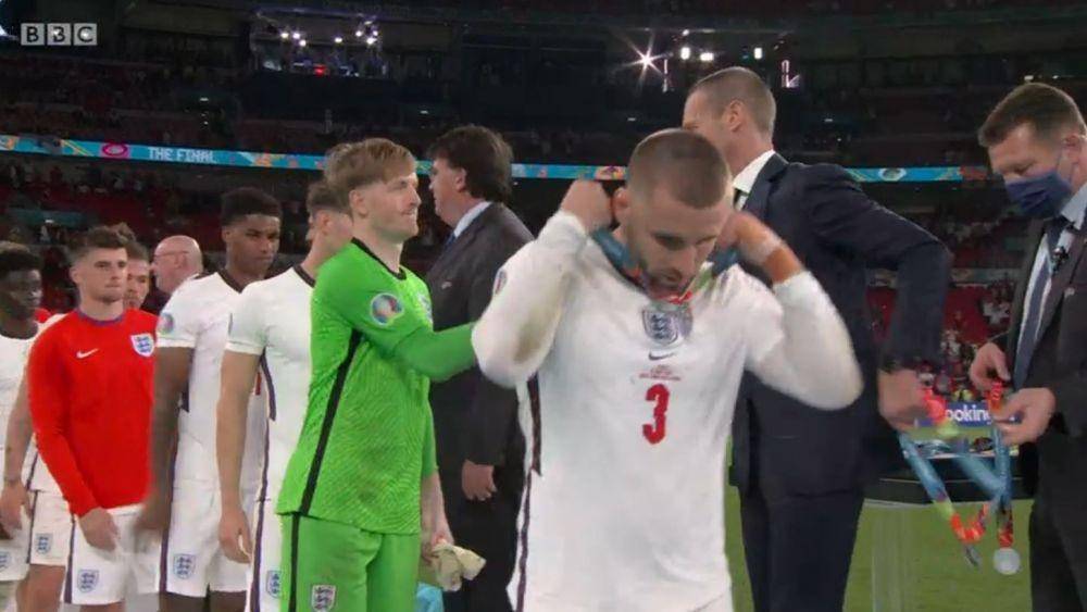 Para pemain Inggris melepas medali yang sudah disematkan UEFA usai kekalahan di final Piala Eropa. (metro.co.uk).