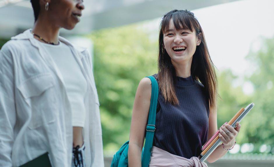 5 Trik ketika Kamu Ingat Wajah Teman Lama tapi Lupa Nama, Anti Malu!