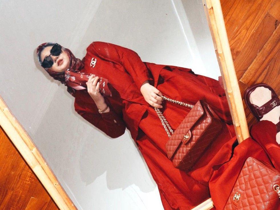 Warna Favorit, 10 Potret Cetar Dian Pelangi saat Kenakan Outfit Merah