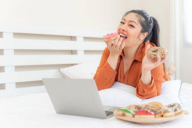 ilustrasi seorang wanita makan makanan manis (freepik.com/jcomp)