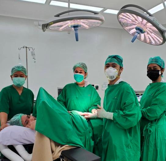 3 Tahun Menanti, 10 Momen Persalinan Pertama Bebi Silvana Istri Opick