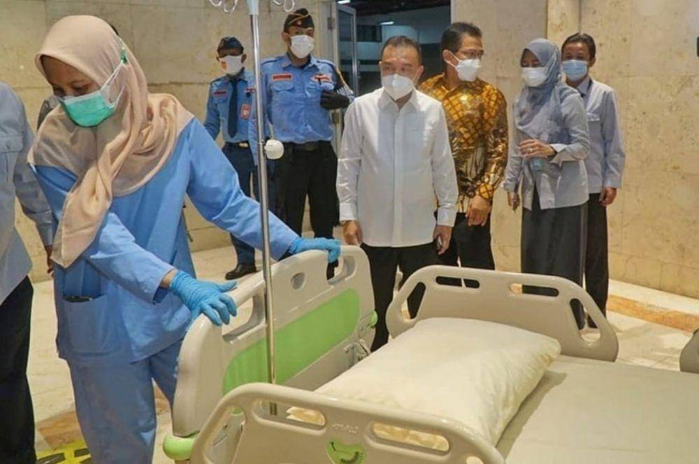 Petugas keamanan di DPR tengah membawa bed rumah sakit masuk ke dalam gedung DPR sebagai uji coba gedung parlemen dijadikan RS Darurat COVID-19 (www.instagram.com/@sufmi_dasco)