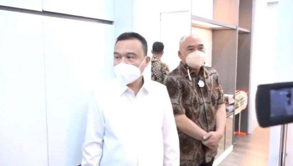 Wakil Ketua DPR Sufmi Dasco sedang menunjukkan salah satu ruangan anggota DPR yang dapat disulap jadi bangsal perawatan (www.instagram.com/@sufmi_dasco)