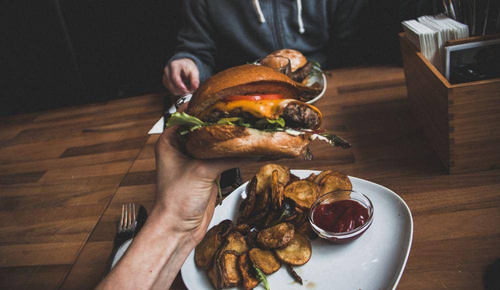 ilustrasi menikmati junk food (unsplash.com/Tristan Gassert)