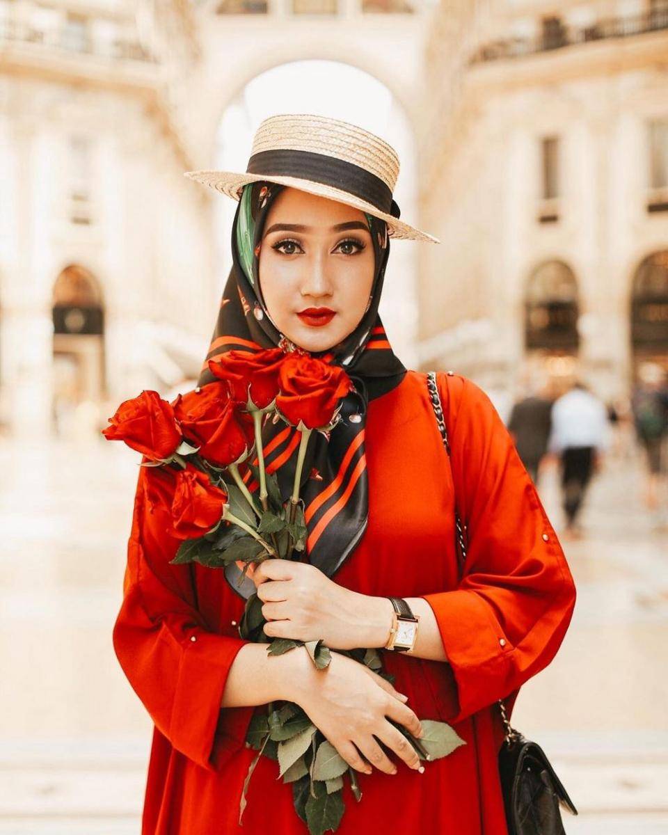 Dian Pelangi mengenakan outfit merah. (instagram.com/dianpelangi)