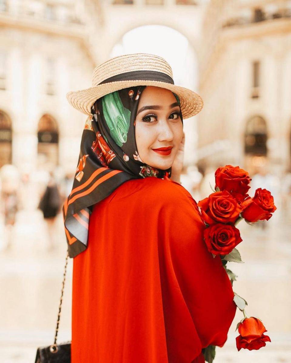 Dian Pelangi mengenakan outfit merah. (instagram.com/dianpelangi)