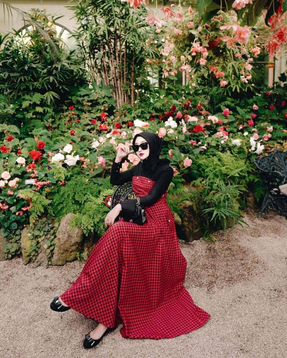 Dian Pelangi mengenakan outfit merah. (instagram.com/dianpelangi)