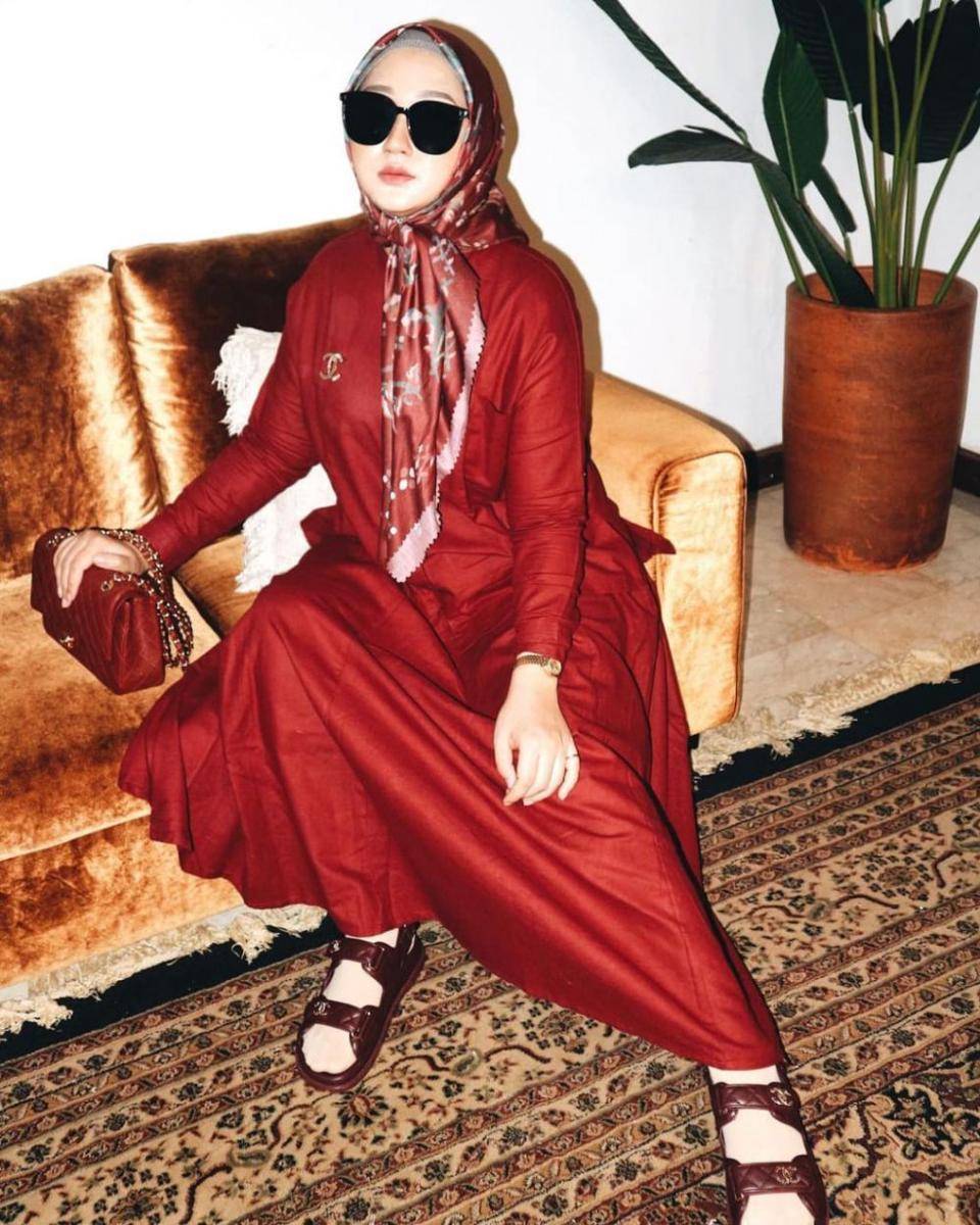 Dian Pelangi mengenakan outfit merah. (instagram.com/dianpelangi)
