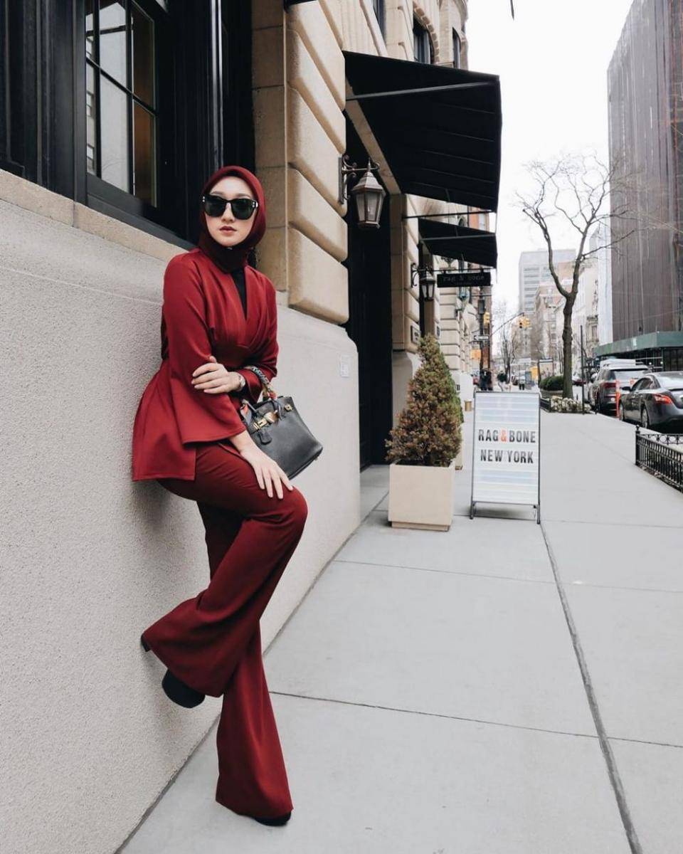 Dian Pelangi mengenakan outfit merah. (instagram.com/dianpelangi)