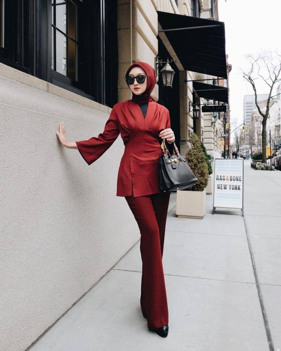 Dian Pelangi mengenakan outfit merah. (instagram.com/dianpelangi)