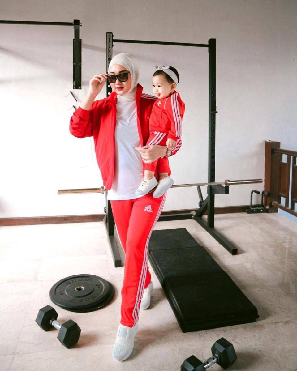 Dian Pelangi mengenakan outfit merah. (instagram.com/dianpelangi)