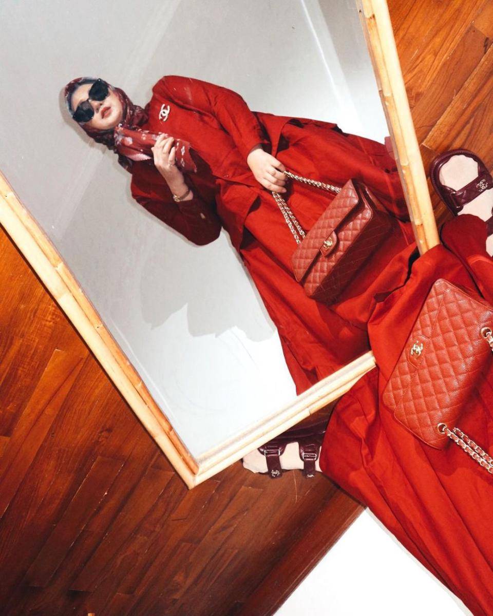 Dian Pelangi mengenakan outfit merah. (instagram.com/dianpelangi)