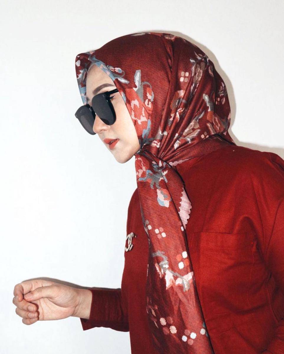 Dian Pelangi mengenakan outfit merah. (instagram.com/dianpelangi)