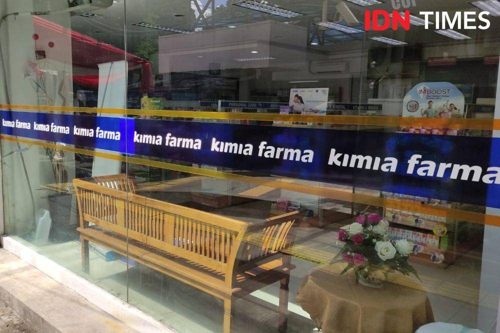 Apotek Kimia Farma di Blok M, Jakarta Selatan. (IDN Times/Helmi Shemi)