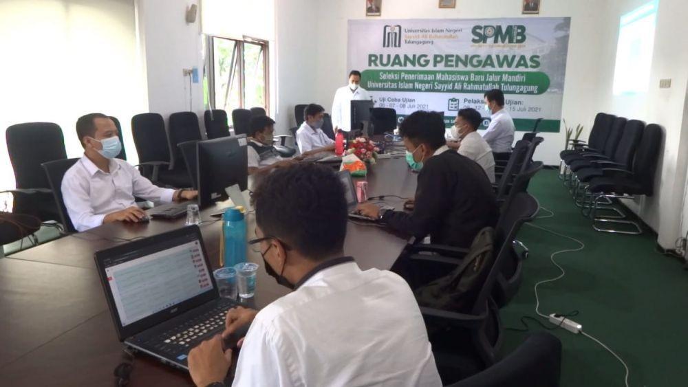 Petugas mengawasi pelaksanaan SPMB Mandiri secara online. IDN Times/ Bramanta Pamungkas
